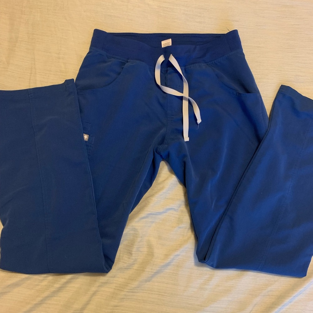 Figs Kade cargo scrub pants in winning blue. Size small.